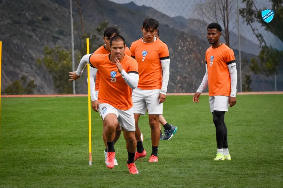 Leonel Justiniano encabeza una práctica celeste. Foto: Club Bolívar.
