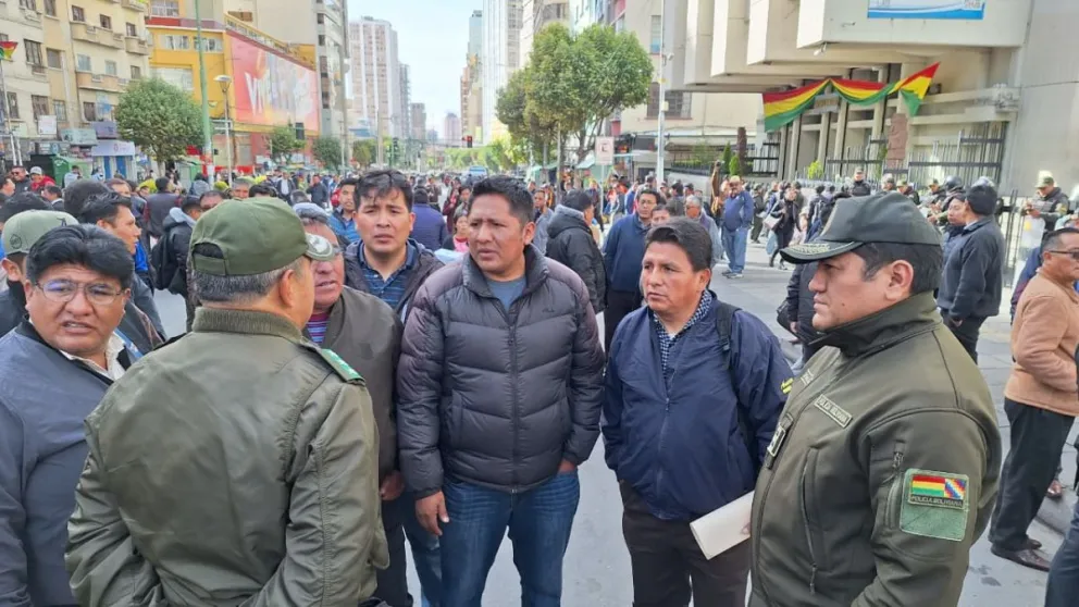 La dirigencia de los choferes junto a algunos policías. Foto: Visión360