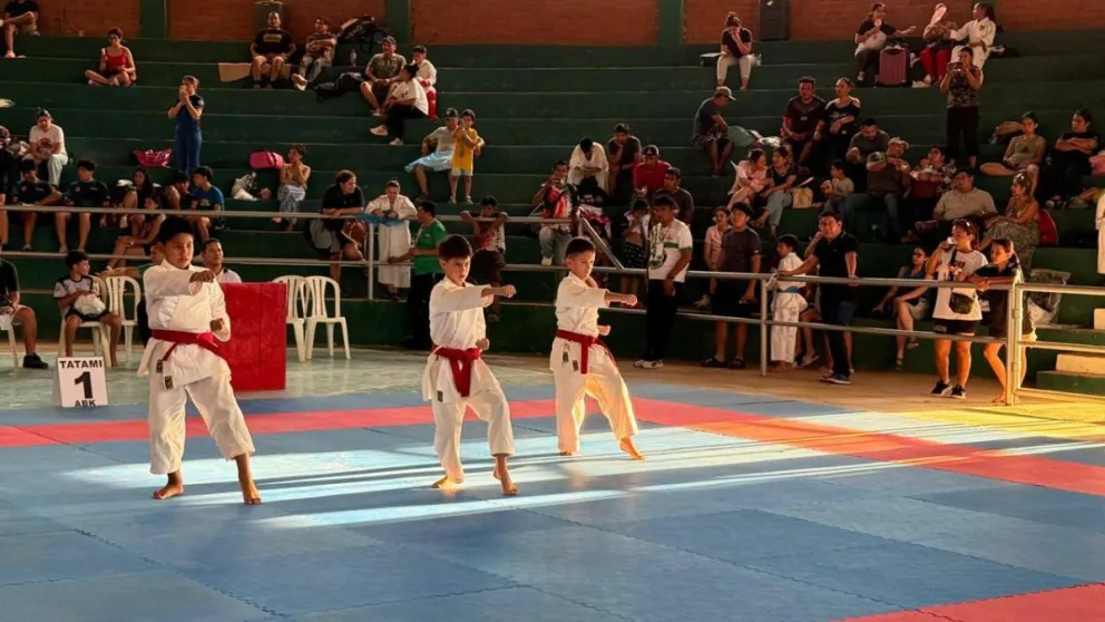 Tres atletas durante su presentación de Kata en un evento pasado. Foto: Feboka.