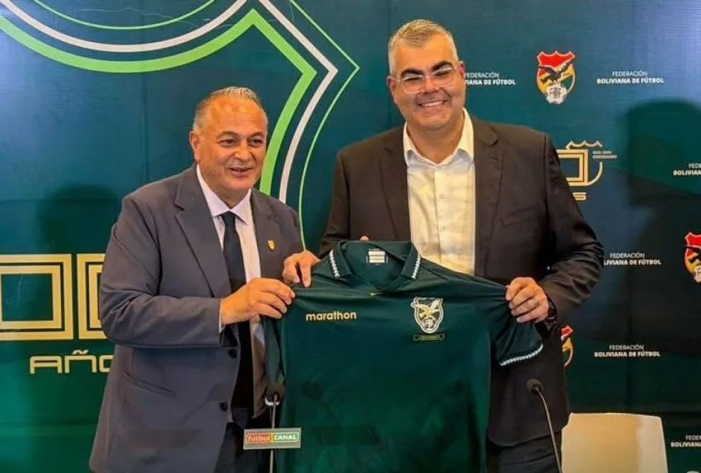 Costa (izq.) con Frederico Nantes y la casaca de la Selección. Foto: FBF.