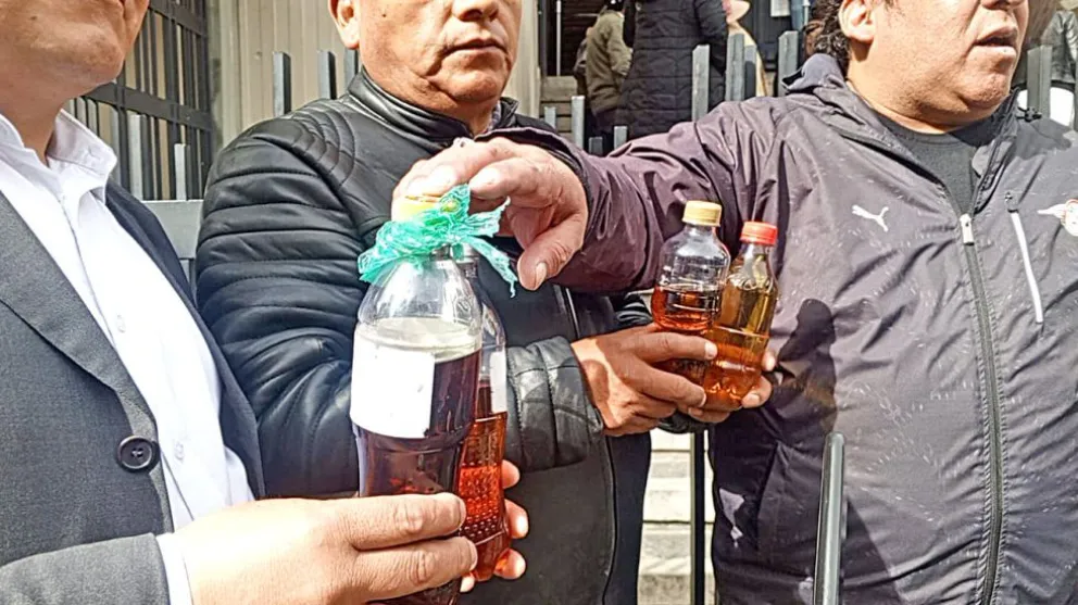 Los choferes mostraron botellas de la gasolina contaminada. Foto Correo del Sur