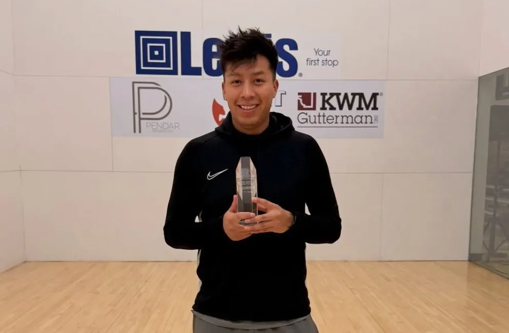 Moscoso con su trofeo del último torneo que jugó. Foto: Conrrado Moscoso.