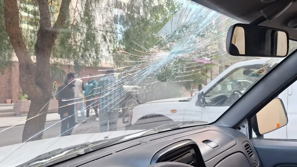 Así quedó el parabrisas de uno de los vehículos de la ANH. Foto: Visión 360 