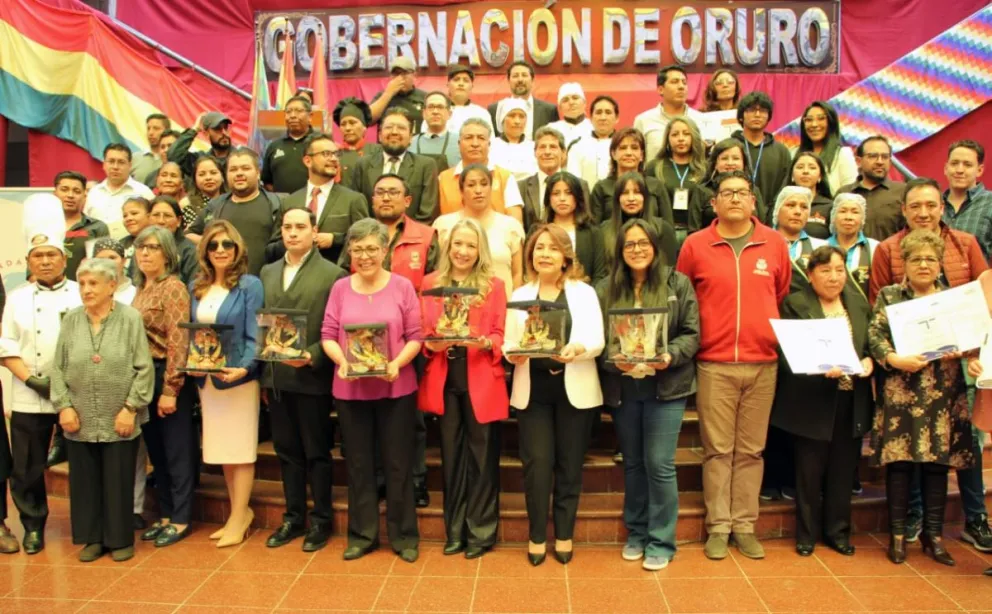 La viceministra de Gastronomía, Sumaya Prado junto a los representantes de los 28 establecimientos. Foto: Viceministerio de Gastronomía.