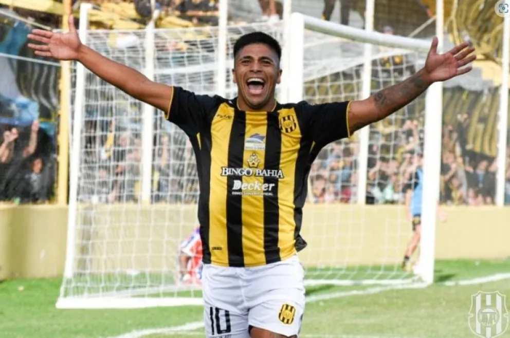 Guille celebra un gol en Olimpo. Foto:AD