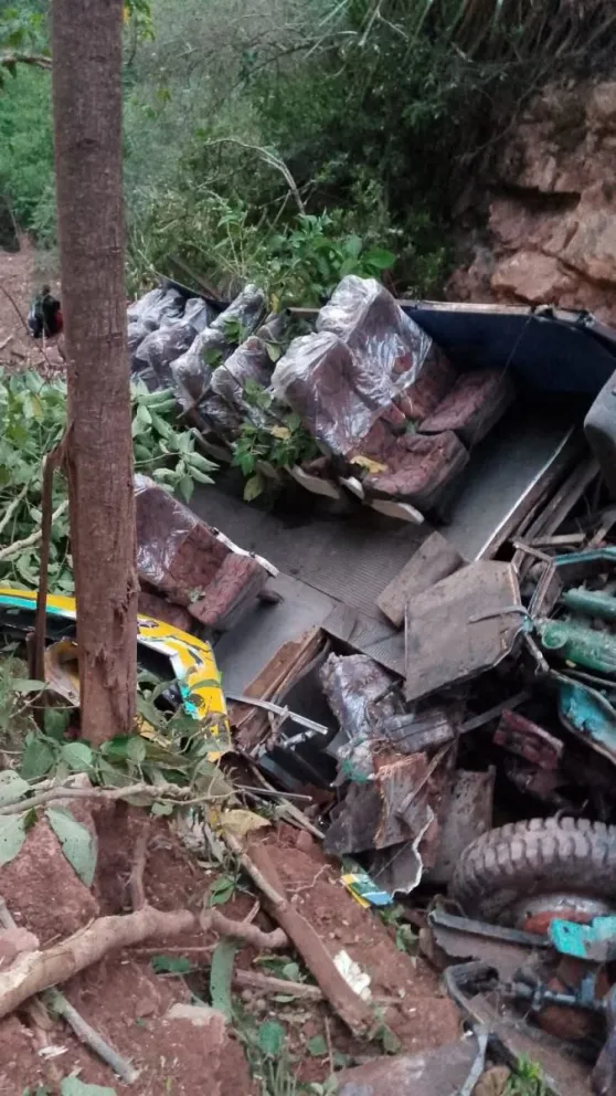 Así quedó el bus luego del siniestro. Foto: Periódico Hoy Bolivia