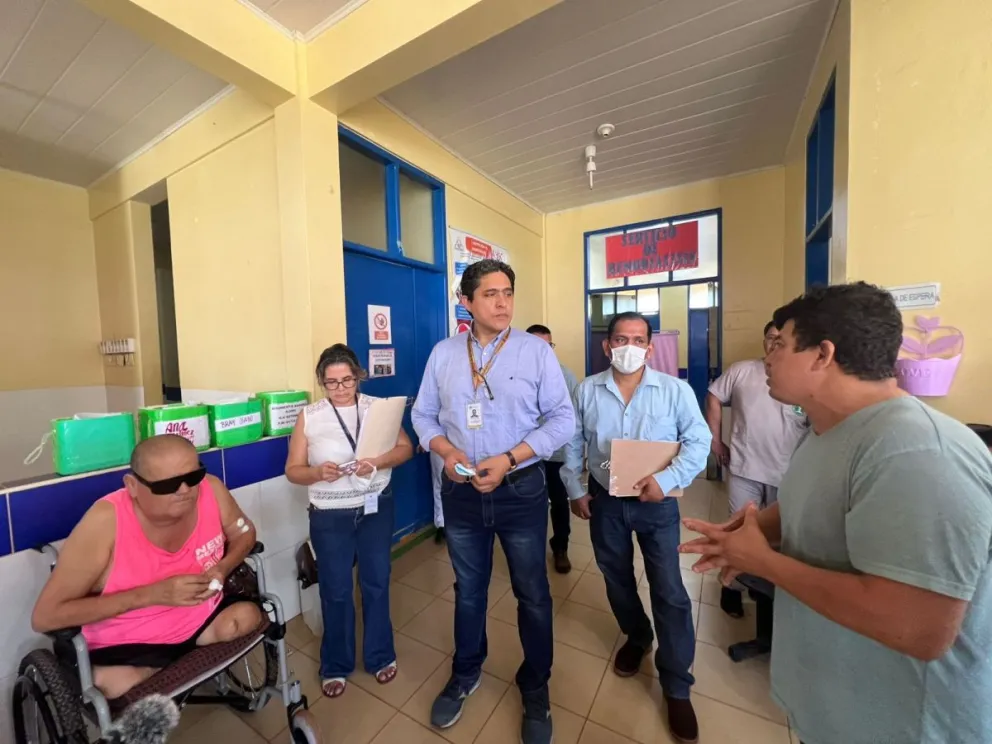 El paciente Wilson Franco y la comisión del Ministerio de Salud, que llegó hasta la población fronteriza tras las gestiones realizadas por el diputado del Beni, Raúl Párraga. Foto: Visión 360