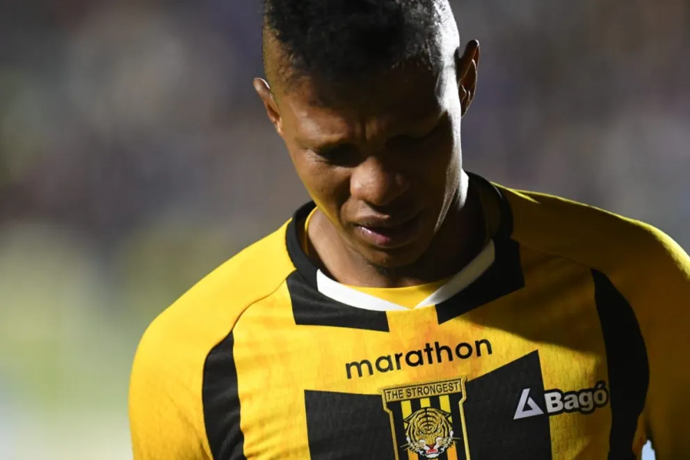 Estacio sale de la cancha lastimado y acongojado. Foto: Agencia Marka Registrada.