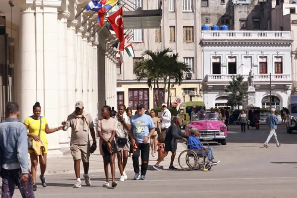 Fotografía de archivo que muestra a personas caminando por una calle en La Habana (Cuba). EFE/ Ernesto Mastrascusa