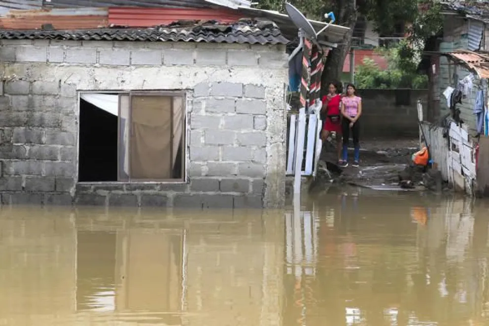 Fotografía que muestra este viernes una zona afectada por inundaciones en el barrio Zarabanda, en Montería (Colombia). EFE/ Carlos Ortega