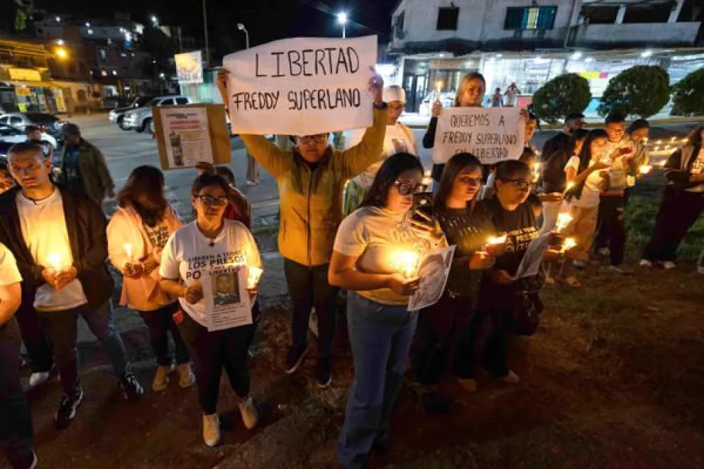 Personas participando en una vigilia frente al centro penitenciario El Rodeo I en Zamora estado de Miranda (Venezuela). Foto: EFE archivo