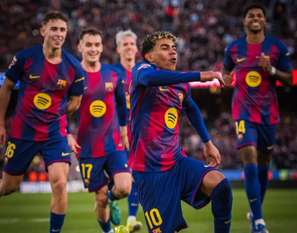 Yamal celebra con sus compañeros el segundo gol. Foto: CB