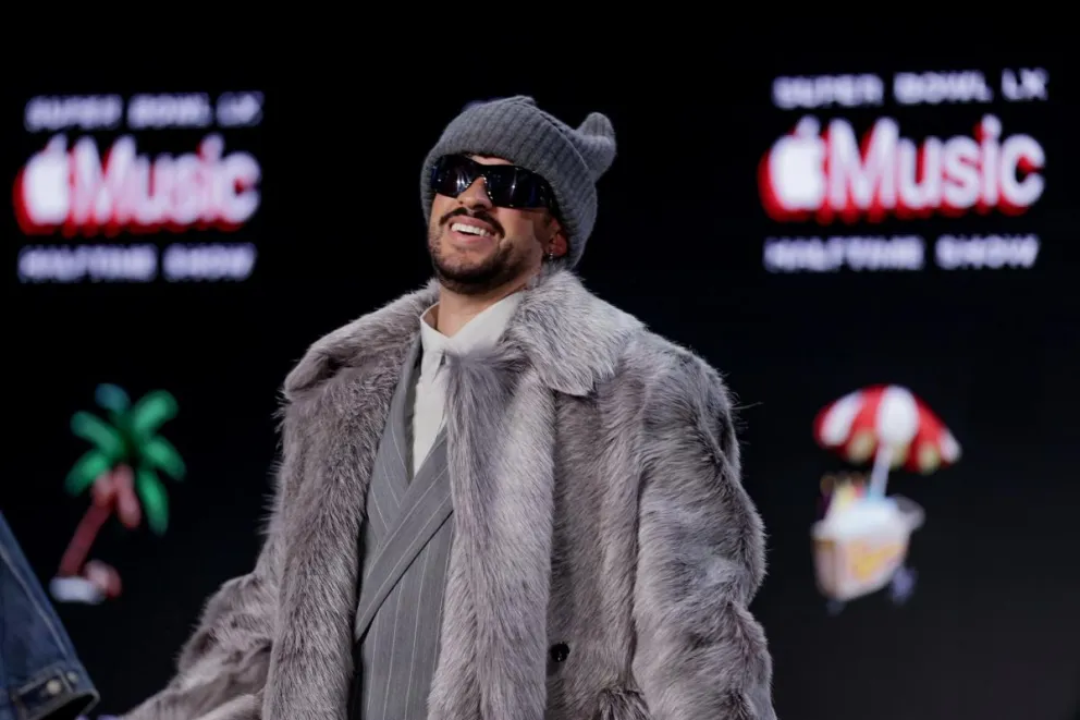 Bad Bunny sonríe durante la conferencia de prensa del Prejuego y el Show de Medio Tiempo de Apple Music en el Super Bowl LX en el Centro de Convenciones Moscone en San Francisco, California, EE.UU., 05 de febrero de 2026. Foto: EFE