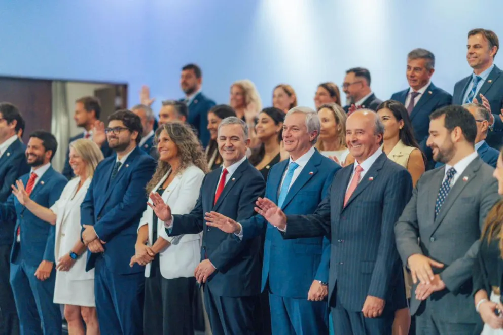 Fotografía cedida por la Oficina del Presidente Electo (OPE) del presidente electo de Chile, José Antonio Kast (3-d), posando durante la presentación de futuros subsecretarios de ministerios este sábado, en Santiago (Chile). Foto: EFE