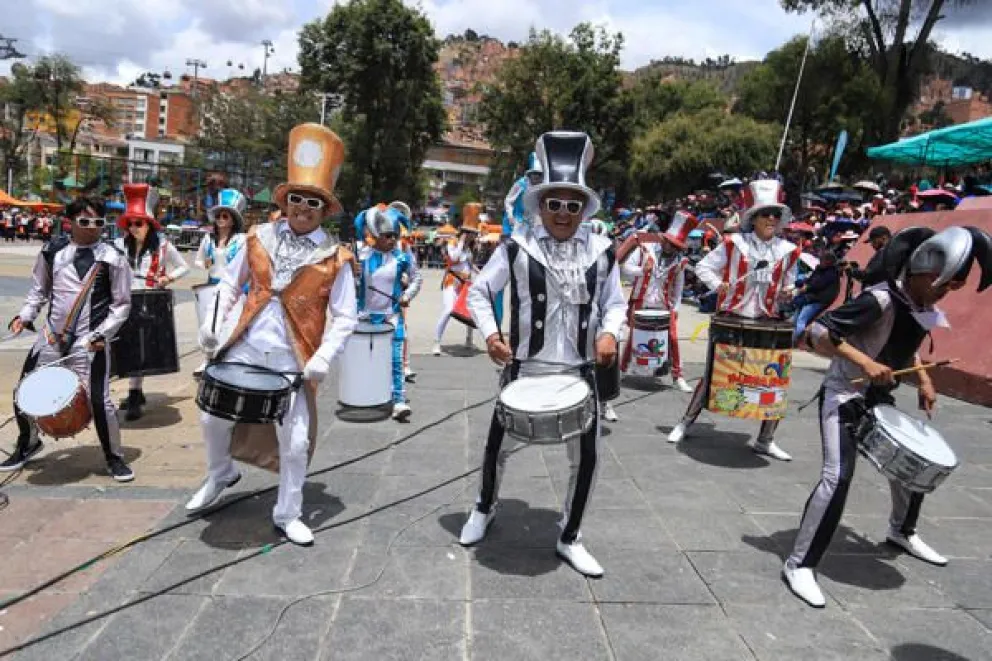Un grupo de músicos participan durante la celebración del "Carnaval sin alcohol" este sábado, en La Paz (Bolivia). EFE/ Gabriel Marquez