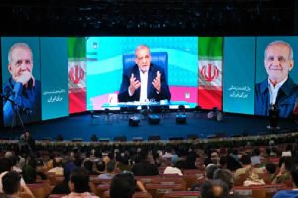 El presidente de Irán, Masoud Pezeshkian, participa en un mitin en Teherán antes de ser elegido. Foto: EFE