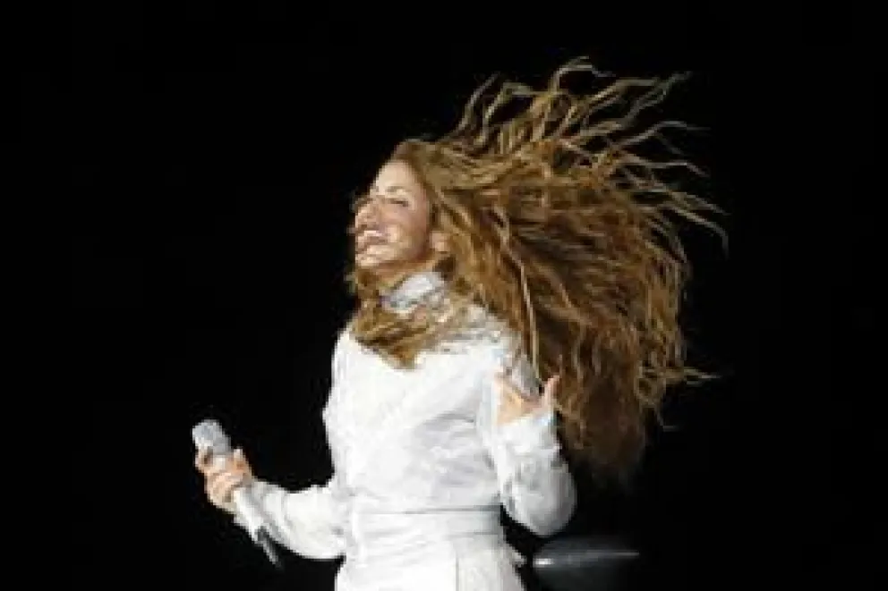 La cantante colombiana Shakira canta durante un concierto de su gira "Las Mujeres Ya No Lloran World Tour" en el estadio nacional Jorge Mágico González, en San Salvador (El Salvador). Foto: EFE