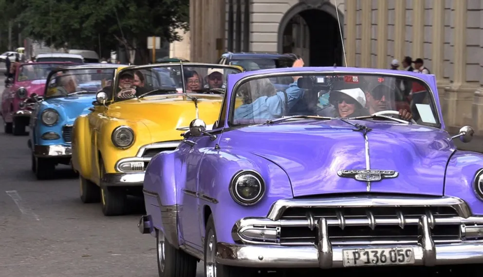 Turistas a bordo de automóviles clásicos recorren una calle este sábado, en La Habana (Cuba). Foto: EFE