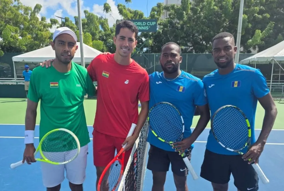Foto de la previa del partido de dobles. Crédito: Barbados Tennis Association