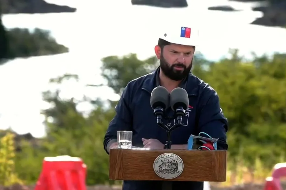 Captura de pantalla tomada de una transmisión de la Presidencia de Chile que muestra al mandatario Gabriel Boric hablando este domingo, en Puerto Ibañez (Chile). Foto: EFE