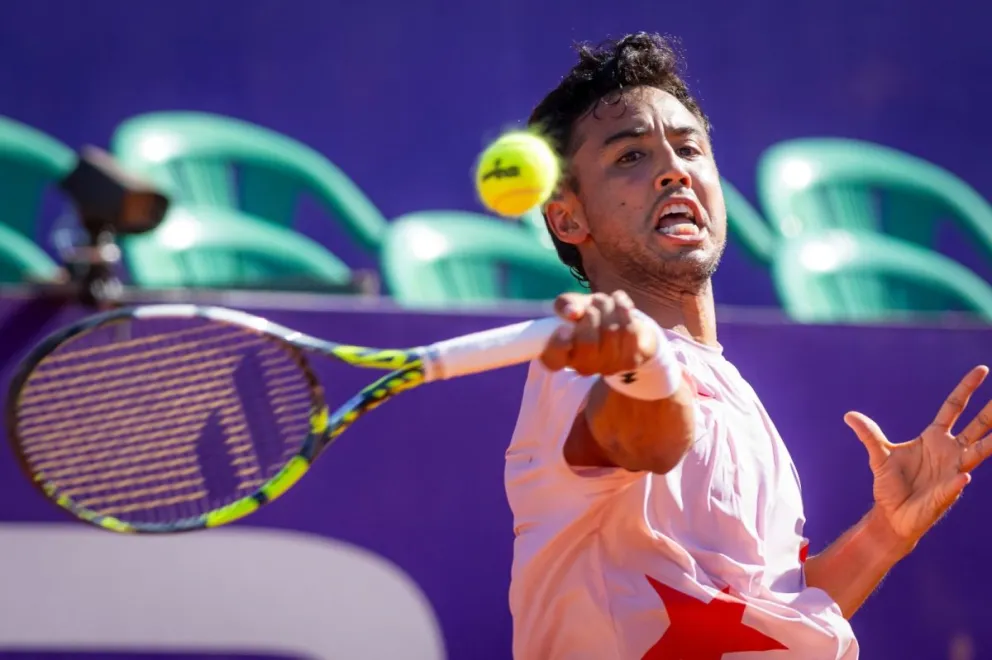 Hugo Dellien responde a una pelota en su partido con el brasileño Thiago Monteiro. Foto: Argentina Open