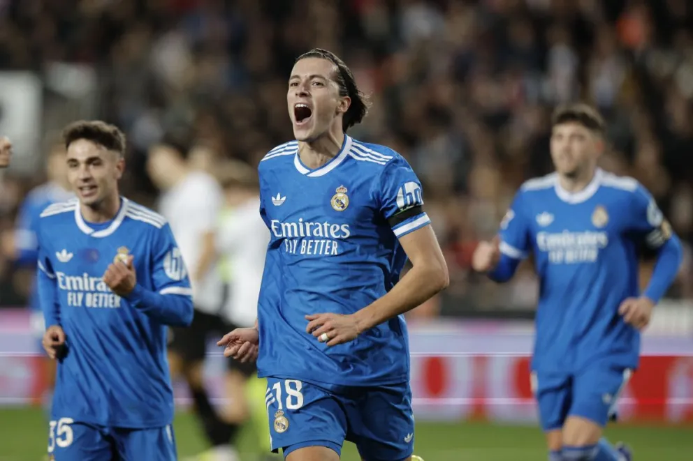 El defensa del Real Madrid Álvaro Carreras celebra tras marcar ante el Valencia, Foto: EFE