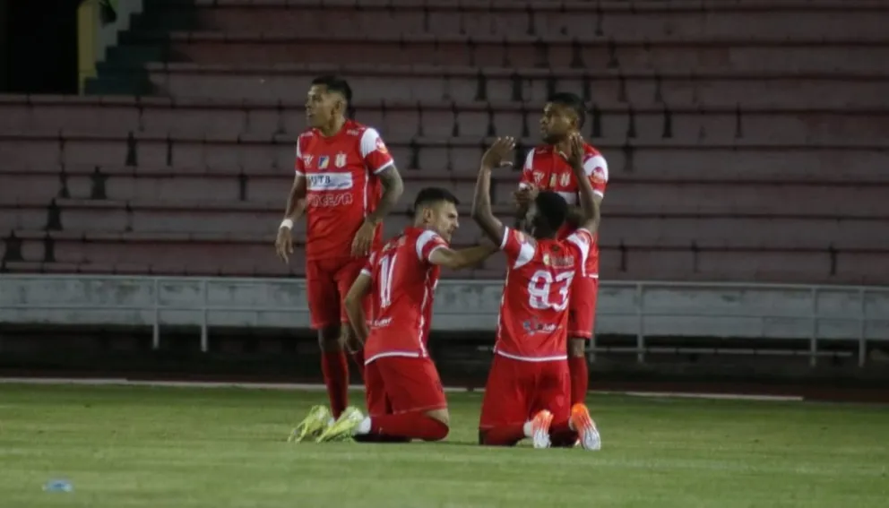 Jugadores de Independiente festejan su primer gol convertido por Willie Barbosa. Foto: Agencia Marka Registrada