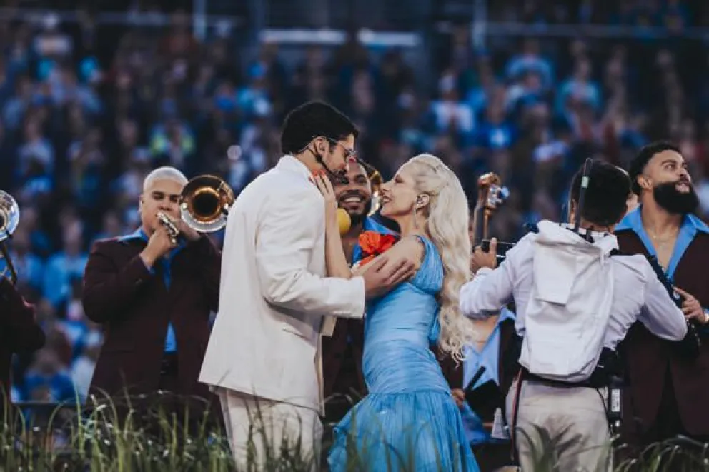 El cantante puertorriqueño Bad Bunny y Lady Gaga durante la actuación en el descanso del Super Bowl en Santa Clara, California, Estados Unidos. EFE/Acoustyle