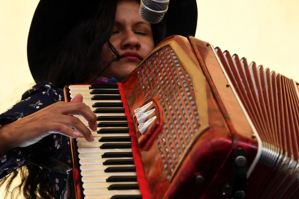 Una mujer ejecuta el acordeón durante el festival de del acordeón y la concertina en el marco del Carnaval de Bolivia en la región boliviana de Cochabamba (Bolivia). Foto: EFE