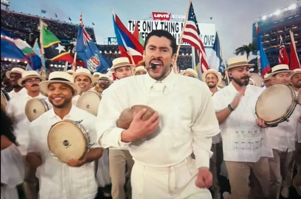 Captura de pantalla de la actuación de Bad Bunny en el Super Bowl