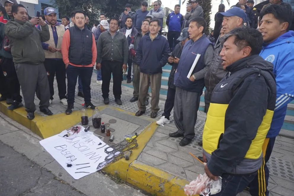 La protesta de choferes en La Paz sobre la mala calidad del combustible. Foto: APG