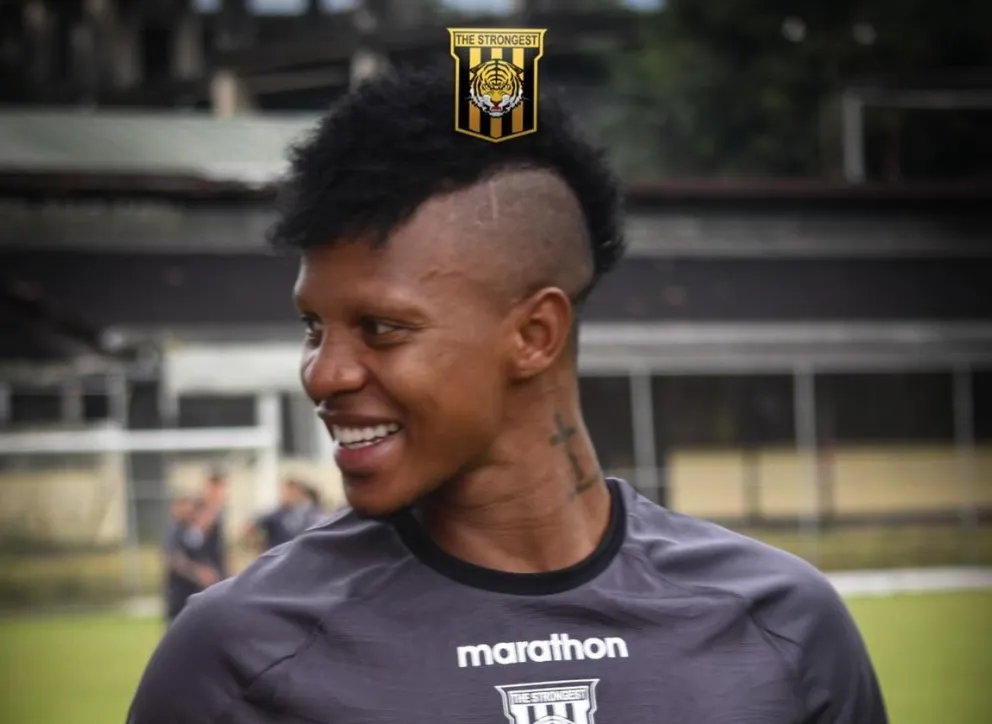 El colombiano Adrián Estacio en el entrenamiento del Tigre en San Cristóbal. Foto: Club The Strongest