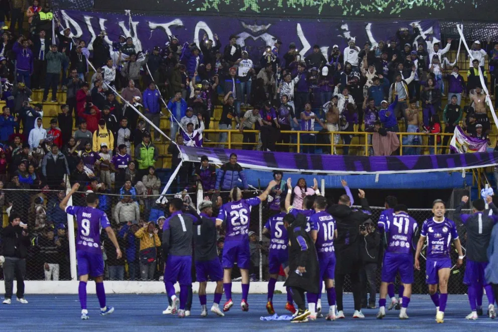 Jugadores de Real Potosí celebran con su hinchada por el pase a cuartos. Foto: APG.