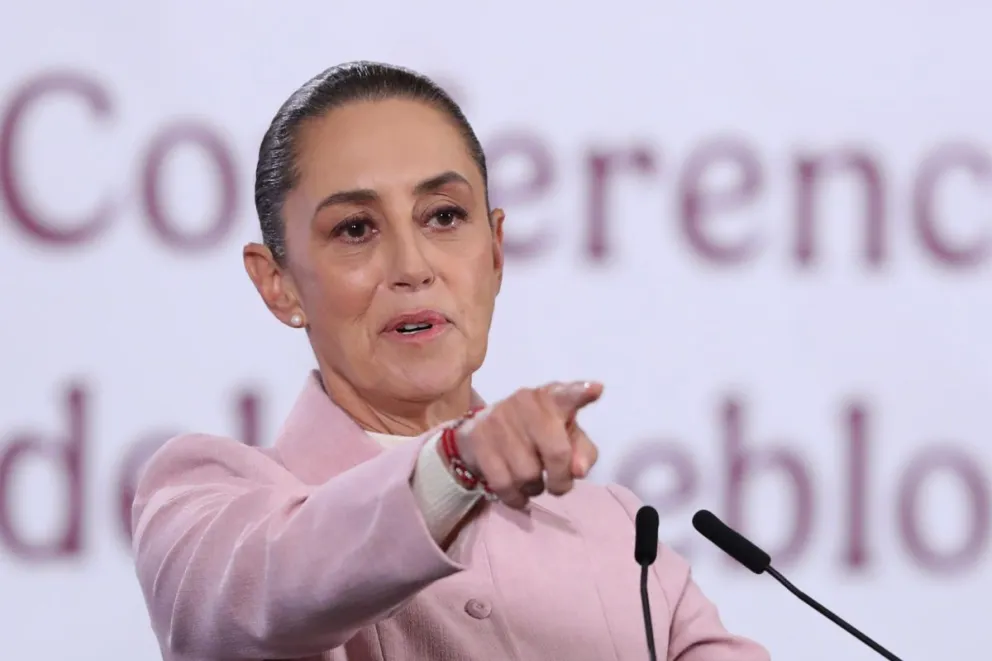 La presidenta de México, Claudia Sheinbaum, habla durante una rueda de prensa este lunes, en el Palacio Nacional en Ciudad de México (México). Foto: EFE