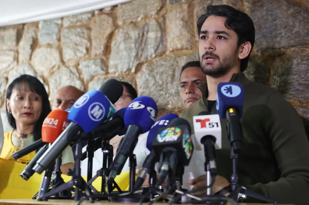 Ramón Guanipa, hijo del exdiputado antichavista Juan Pablo Guanipa, habla durante una rueda de prensa este 9 de febrero de 2026, en Caracas (Venezuela). Foto: EFE