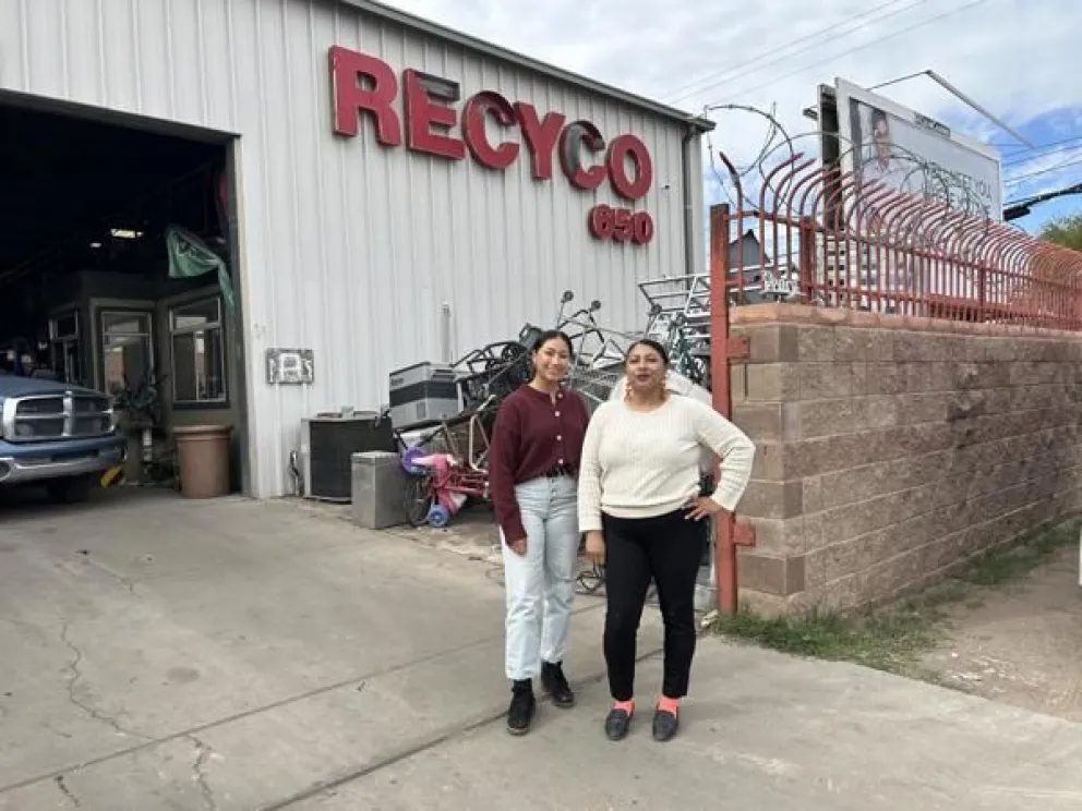 Fotografía del 29 de enero de 2026 que muestra a las copropietarias de Recyco, Bélgica Macías (i), y Vanessa Gallego Luján, posando durante una entrevista para con EFE en Tucson (EE.UU.). Foto: EFE