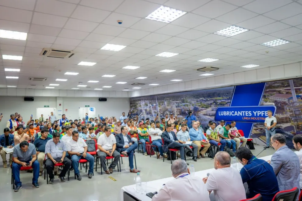 Mototaxistas de Santa Cruz se reunieron con funcionarios de YPFB. Foto: YPFB