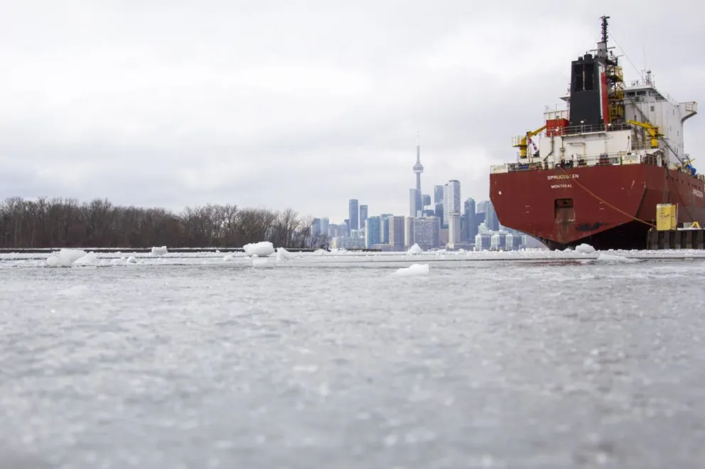 Un barco de carga atraviesa el congelado lago Ontario este lunes, en Toronto (Canadá). Foto: EFE