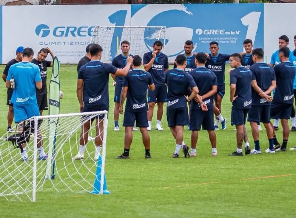 Jugadores y cuerpo técnico de Blooming se reúnen antes de empezar un entrenamiento. Foto: Club Blooming