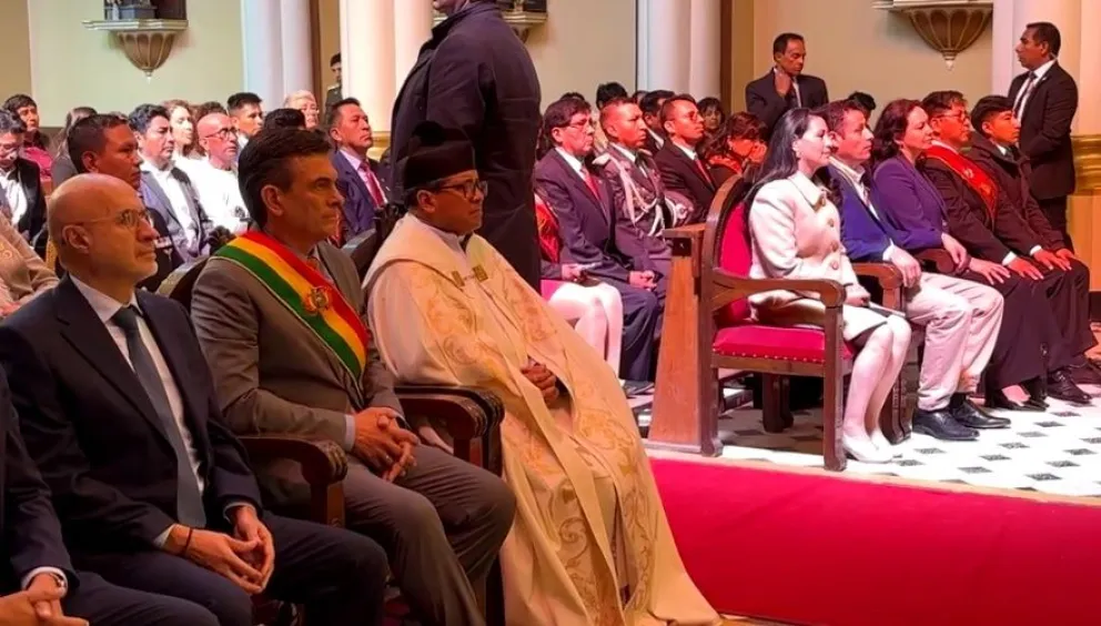 El presidente Rodrigo Paz y el vicepresidente Edmand Lara sentados en lugares opuestos en la Basílica Menor de Oruro. Foto: Corroe del Sur