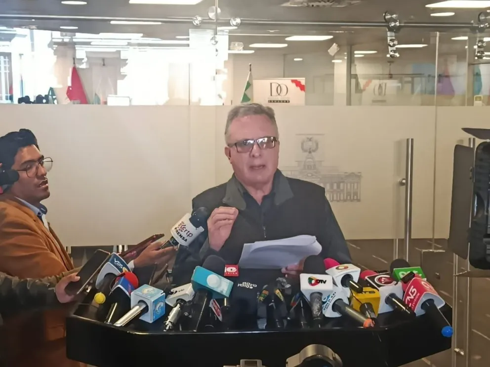 El diputado de Unidad, Carlos Alarcón, en conferencia de prensa. Foto: Diputados