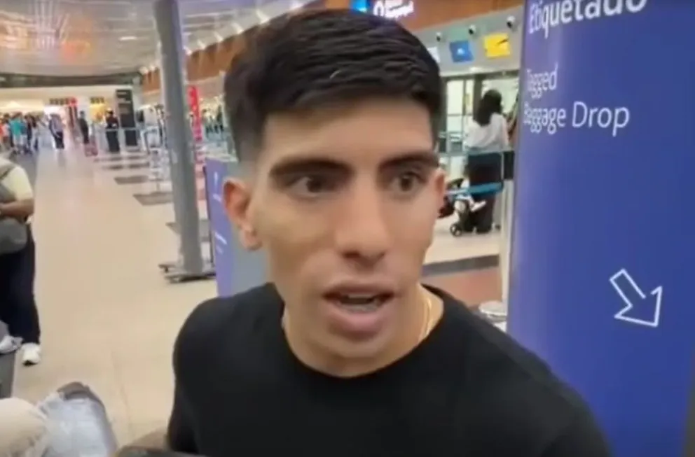 Oyola habla con los medios ecuatorianos antes de partir a Bolivia. Foto: Captura de pantalla.