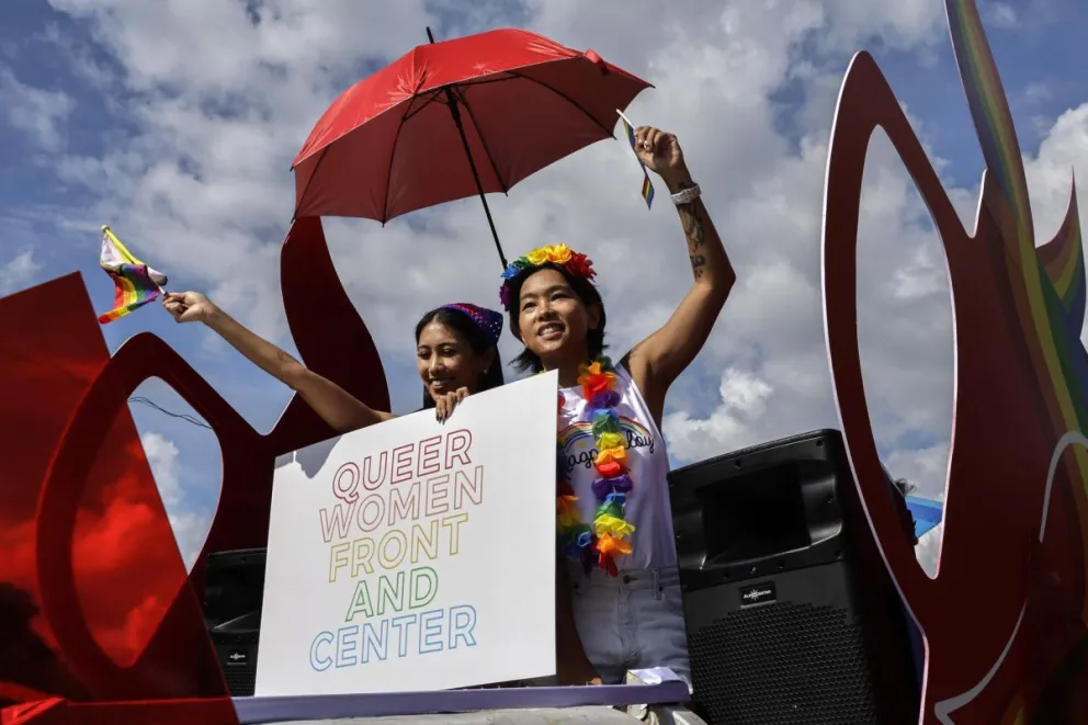 Fotografía de archivo, tomada el 28 de junio de 2025, que muestra a dos mujeres durante una marcha del Orgullo en Filipinas. Foto: EFE