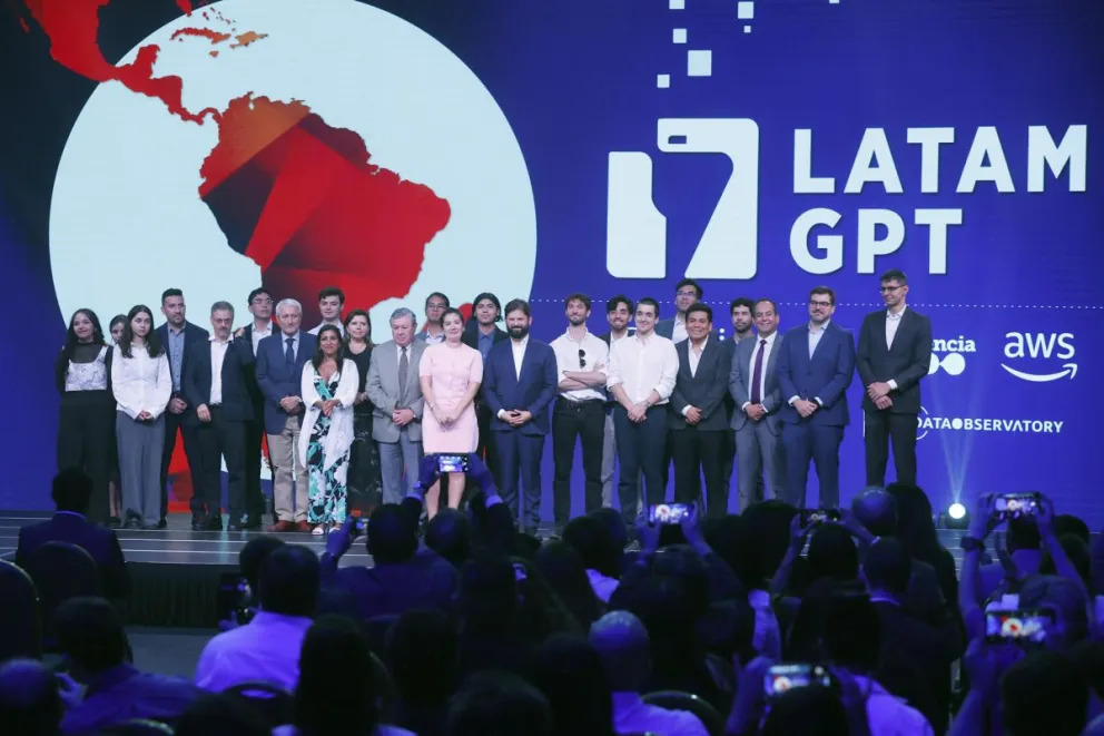 El presidente de Chile, Gabriel Boric (c), posa junto al equipo de Latam-GPT durante el lanzamiento del 'primer gran modelo de lenguaje abierto de América Latina y el Caribe' este 10 de febrero de 2026, en Santiago (Chile). Foto: EFE