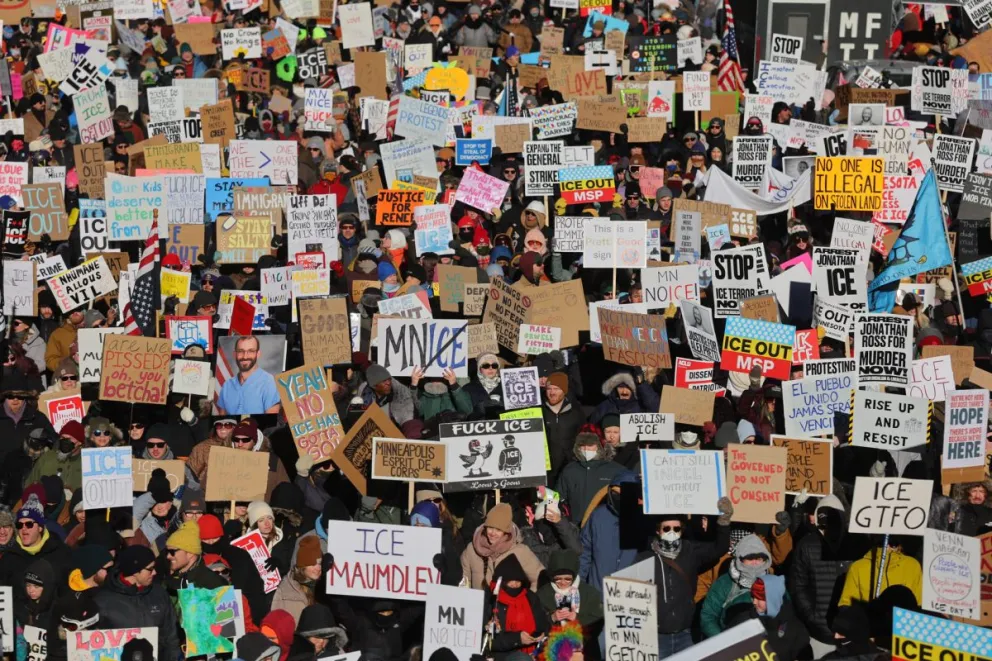 Personas sostienen un carteles durante una marcha contra el Servicio de Inmigración y Control de Aduanas de Estados Unidos (ICE) el 30 de enero de 2026 en Mineápolis (EE.UU). Foto: EFE
