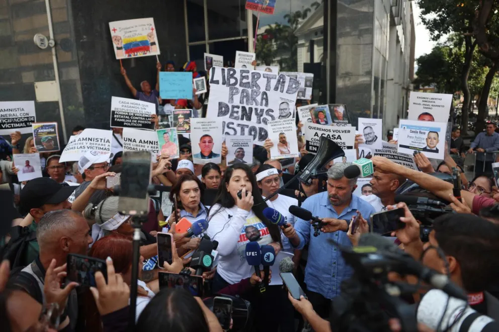 La activista Andreína Baduel (c) habla en una manifestación durante la Asamblea Nacional sobre la Ley de Amnistía este 10 de febrero de 2026, en Caracas (Venezuela). Foto: EFE