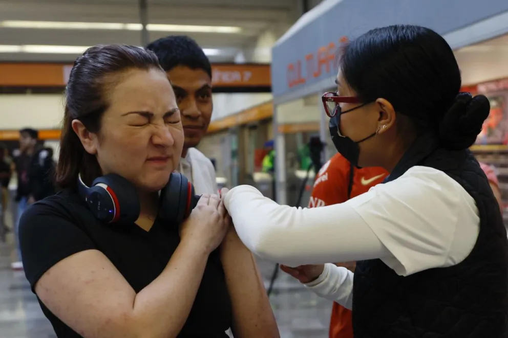 Una persona recibe una vacuna contra el Sarampión este martes, en Ciudad de México (México). Foto: EFE