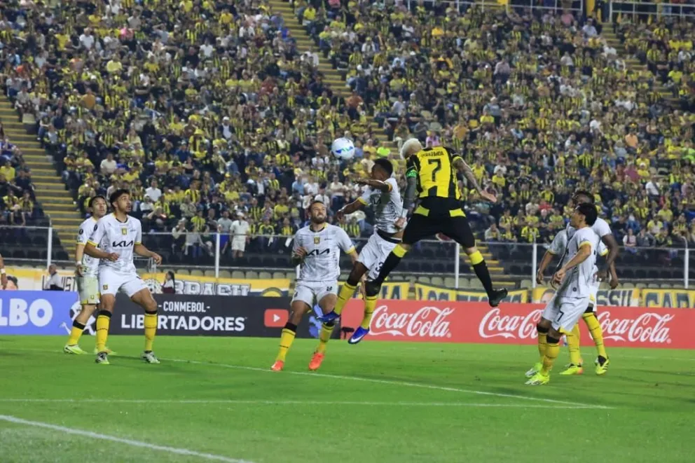 Una jugada aérea entre el Tigre (de blanco) y el conjunto local. Foto: Deportivo Táchira.