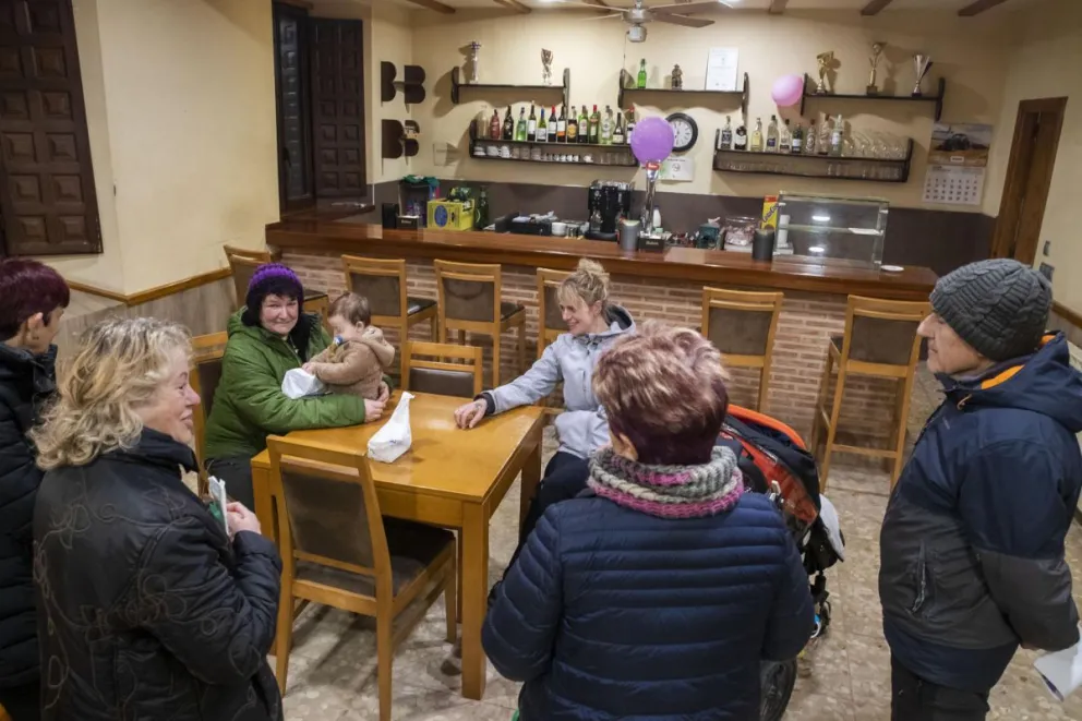 Varios vecinos congregados en el bar del pequeño municipio soriano de Arenillas. Foto: EFE 