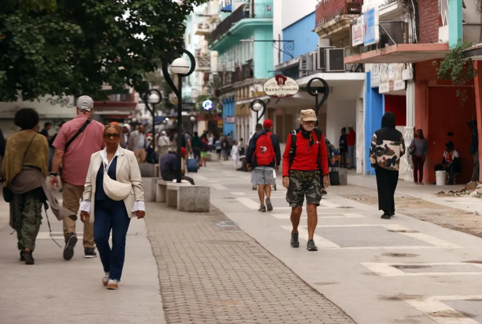 Personas caminan por El Boulevard de San Rafael el 30 de enero de 2026 en La Habana (Cuba). Foto: EFE 